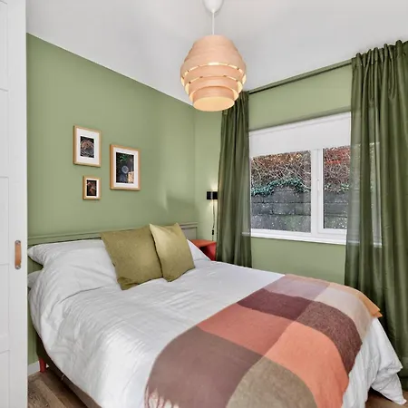 2-bedroom Riverside Retreat - Spectacular Views *