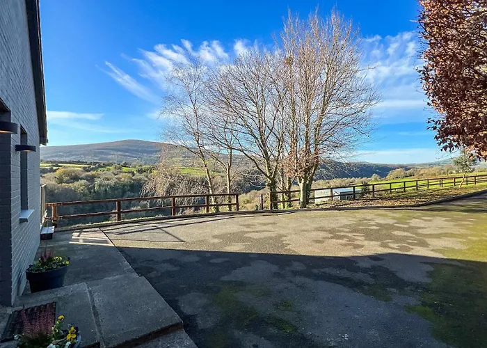 Feriehus 2-bedroom Riverside Retreat - Spectacular Views *