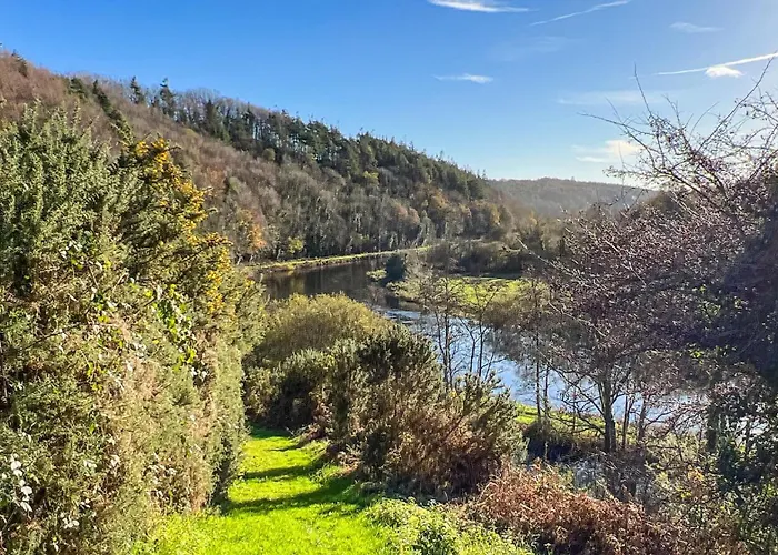 2-bedroom Riverside Retreat - Spectacular Views *