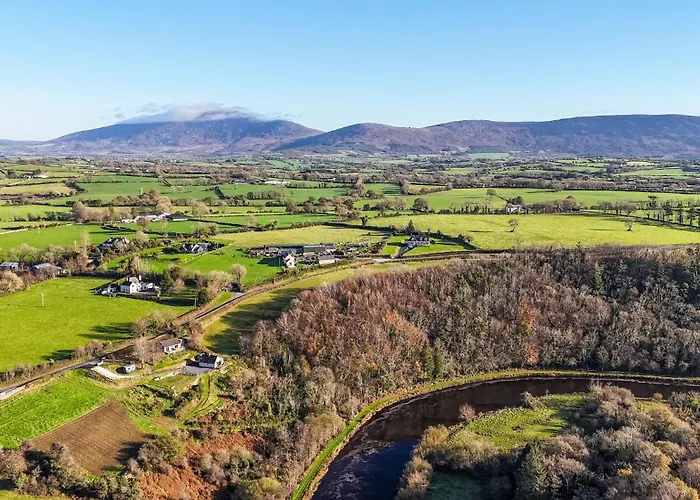 2-bedroom Riverside Retreat - Spectacular Views Feriehus